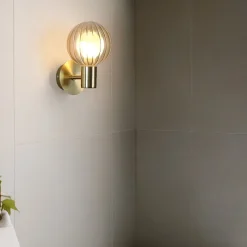 Searchlight Væglampe til badeværelset Lumisphere, creme-/messingfarvet, højde 12 cm