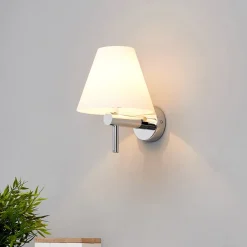 Lindby Violetta - elegant badeværelseslampe, vægmontage